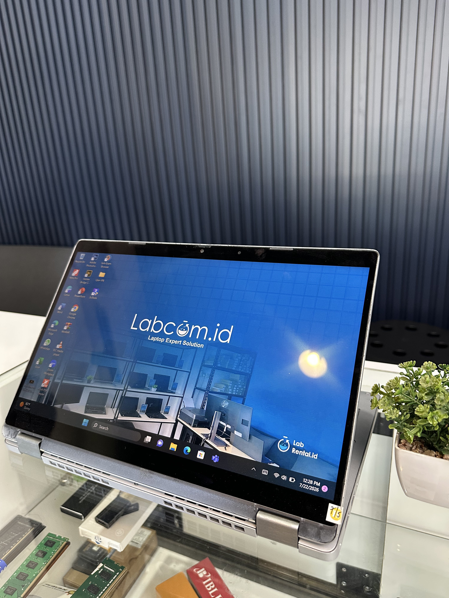 Dell Latitude 5320 2 in 1 Prosesor Intel Core i5-1145G7 up to 4.4 GHz RAM 16 GB DDR4 up to 32 GB (2 Slot) 3200 MHz SSD 256 GB NVMe VGA Intel Iris Xe Graphics 13.3" FHD Win 11
